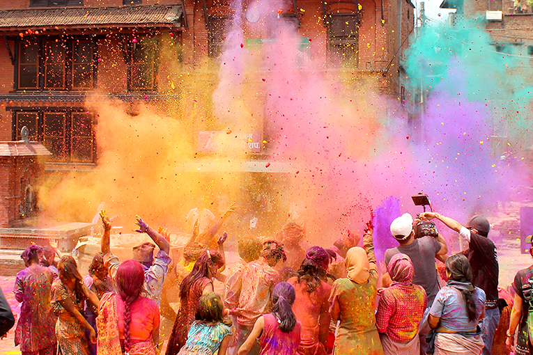 Bild från färgfestivalen Holi i Indien