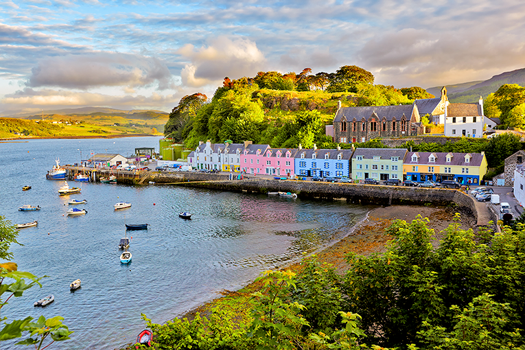 Bild från byn Portree på Isle of Skye, Skottland