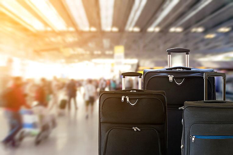 Bild på resväskor på en flygplats