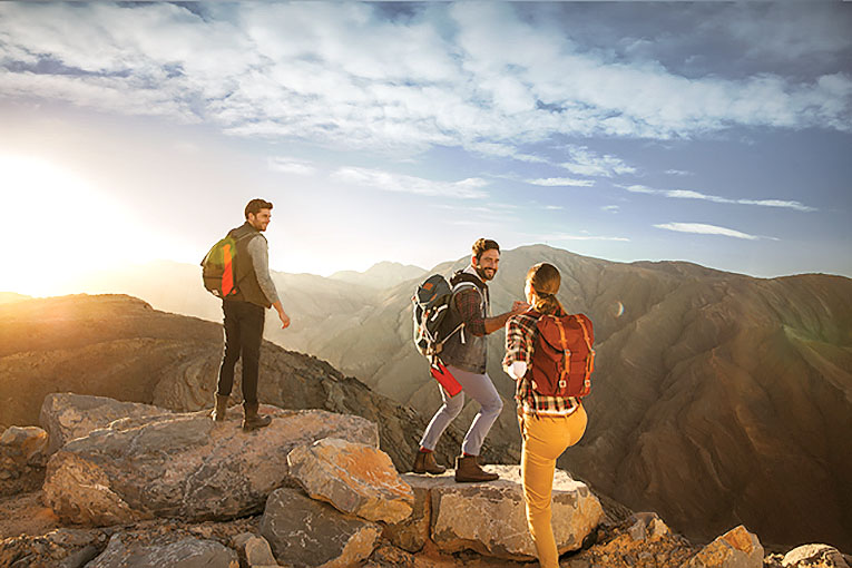 Bild på turister som vandrar i bergen i Ras Al Khaimah