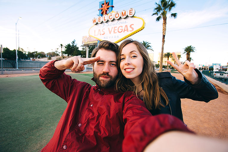 Bild på par framför skylt i Las Vegas