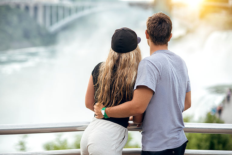 Bild på par vid Niagarafallen