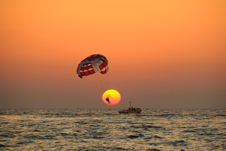 Bild på parasailing i Ras Al Khaimah